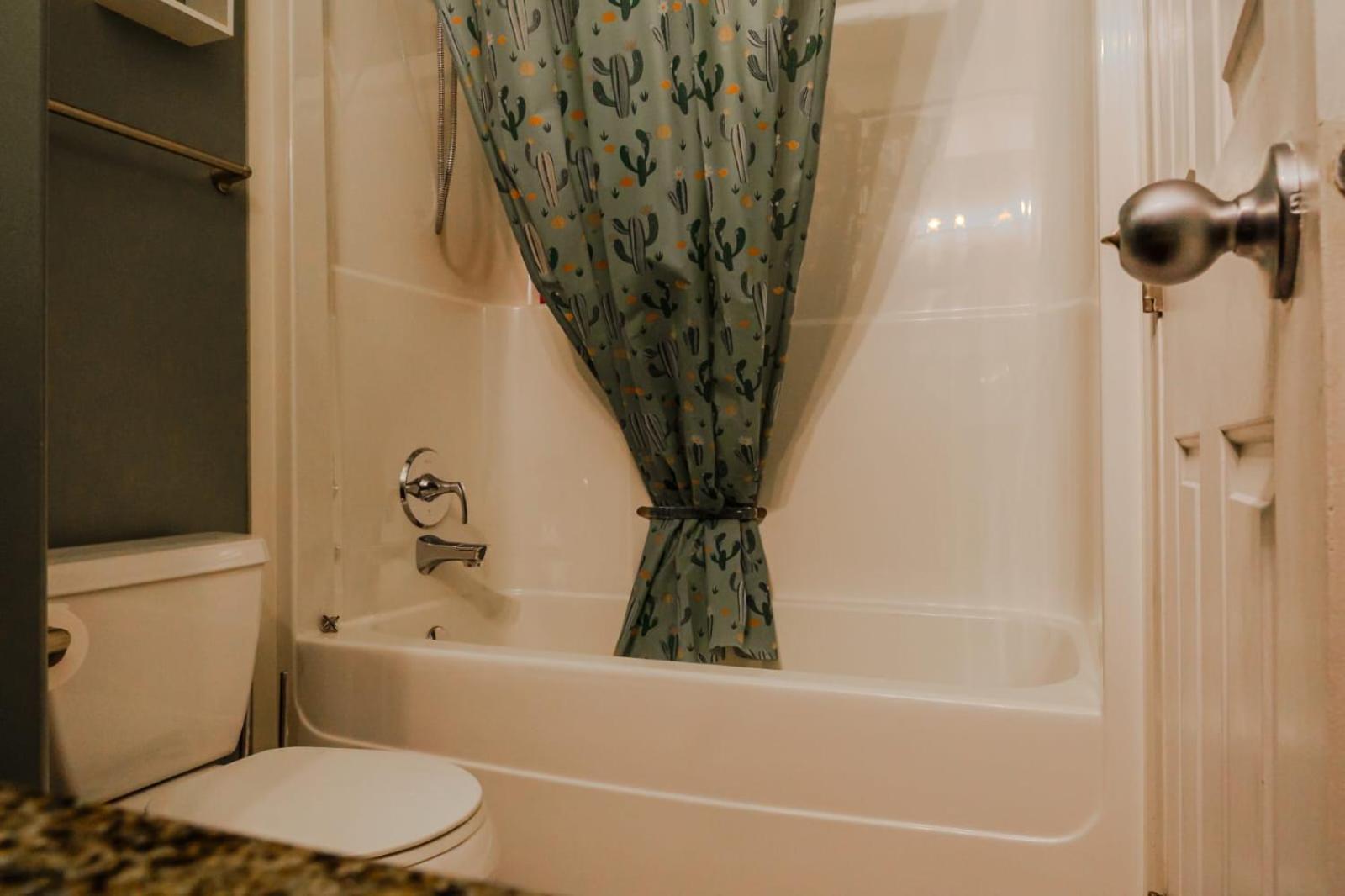 The Blue Door Hotel Grande Prairie Bagian luar foto