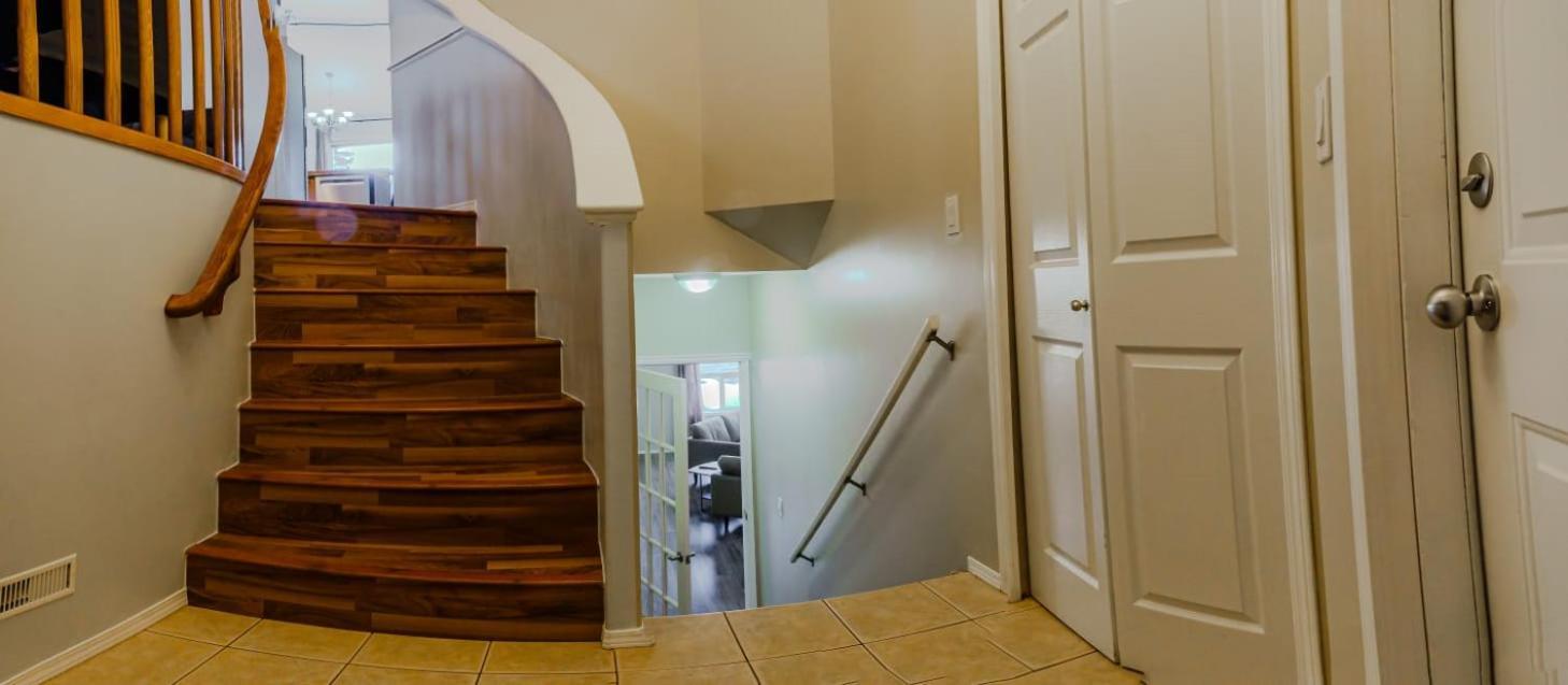 The Blue Door Hotel Grande Prairie Bagian luar foto