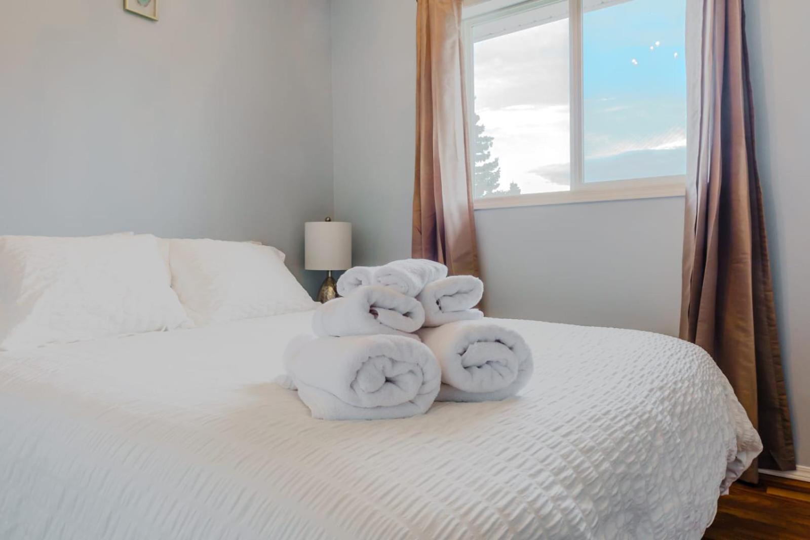 The Blue Door Hotel Grande Prairie Bagian luar foto