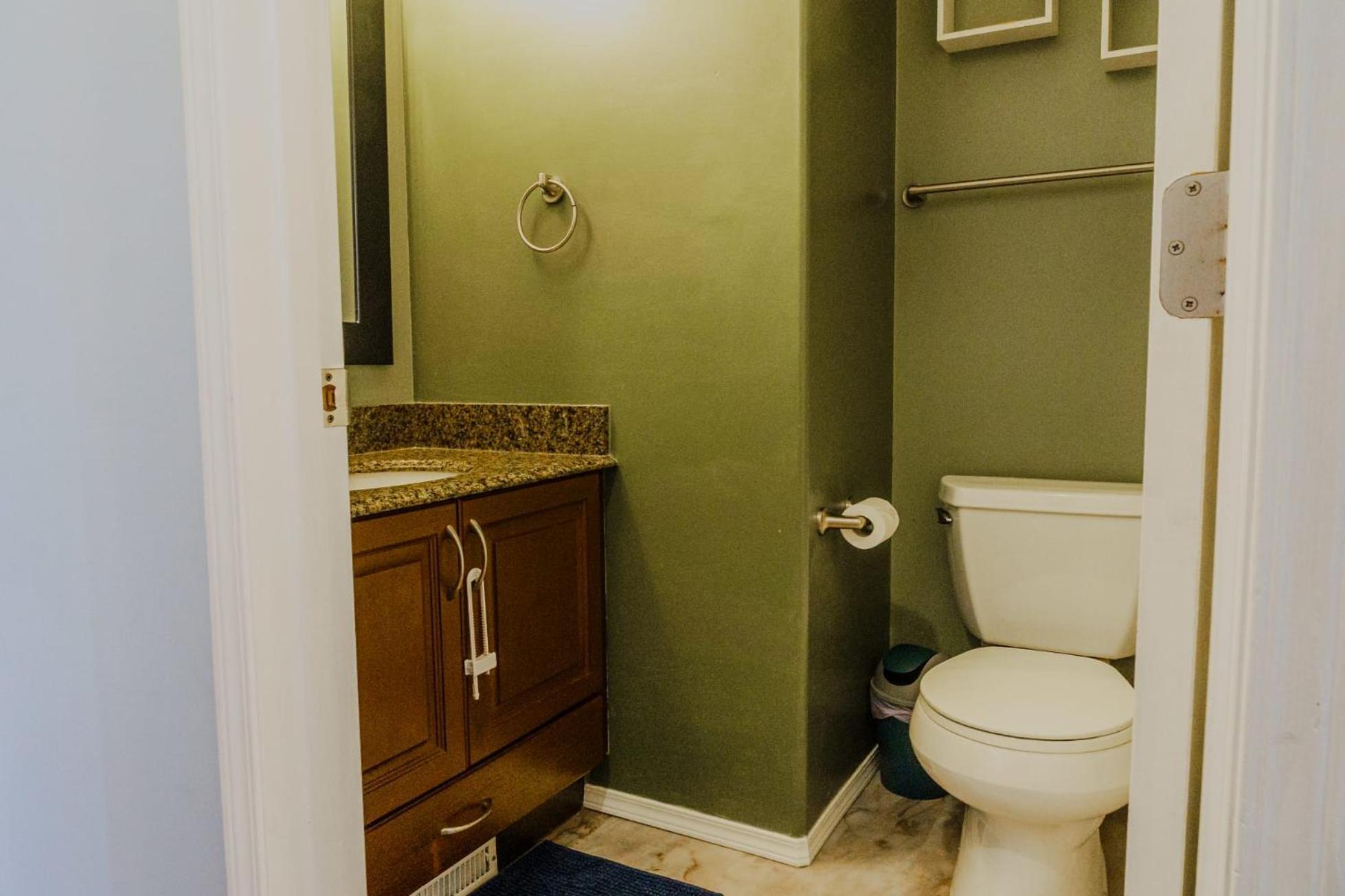 The Blue Door Hotel Grande Prairie Bagian luar foto