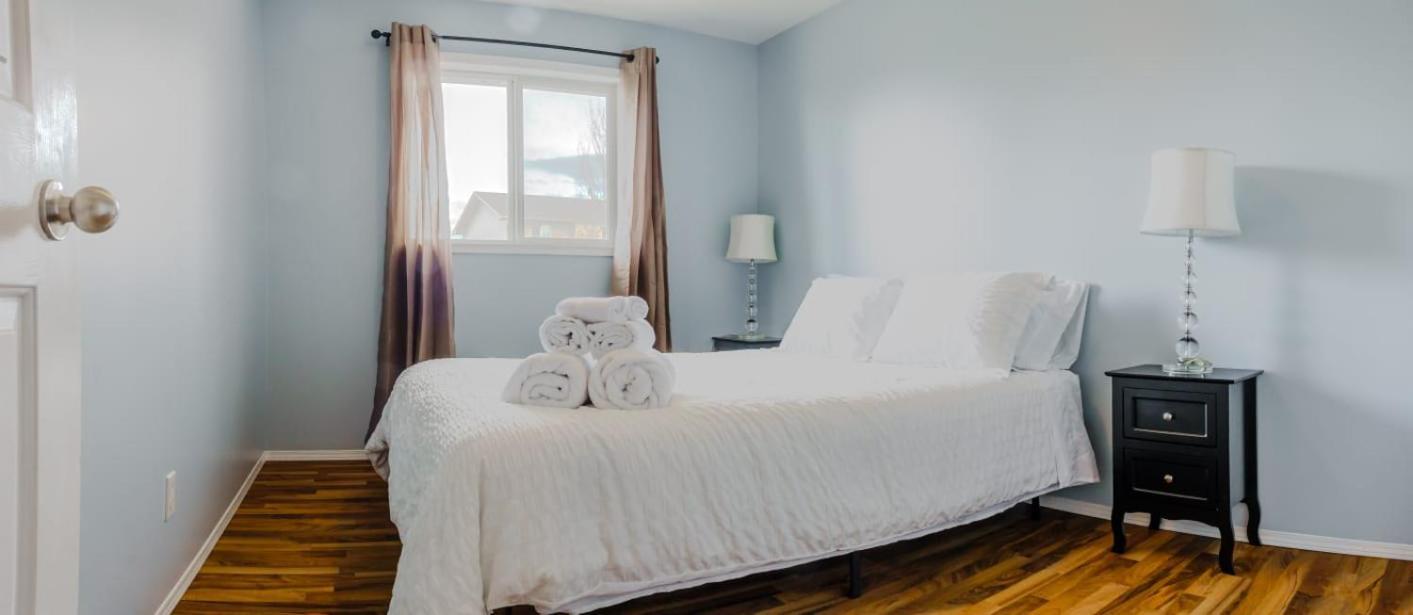 The Blue Door Hotel Grande Prairie Bagian luar foto